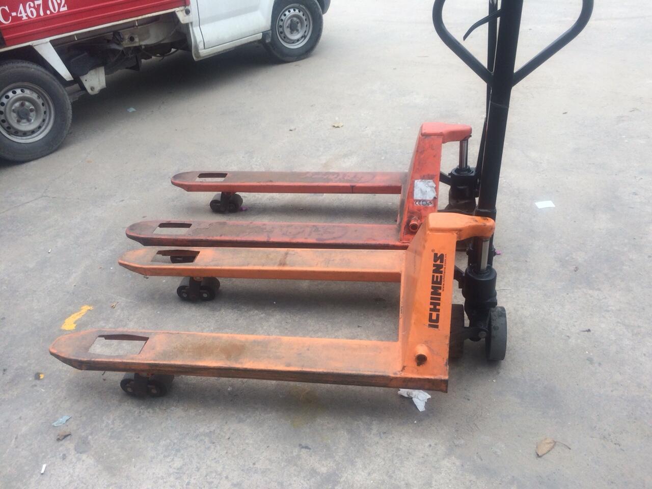 Hình ảnh hai xe nâng tay sau khi tiến hành phục hồi bơm thủy lực