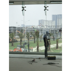 PHỤC HỒI HỆ THỐNG VÁCH KÍNH BỊ TRẦY XƯỚC TẠI TRƯỜNG ĐUA F1 HÀ NỘI