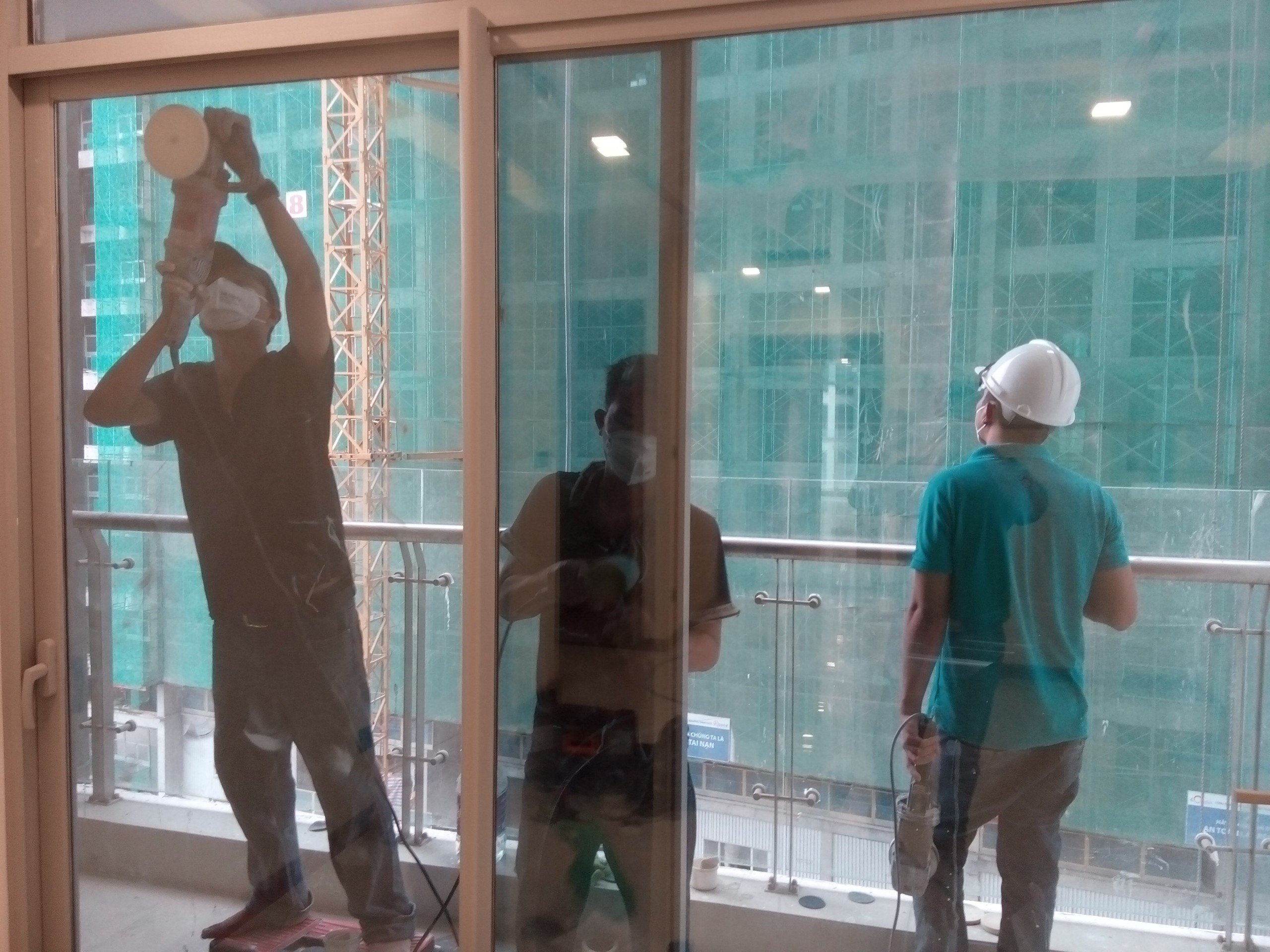 Phục hồi kính trầy xước, ố mờ, canxi hóa | Hoàng Gia