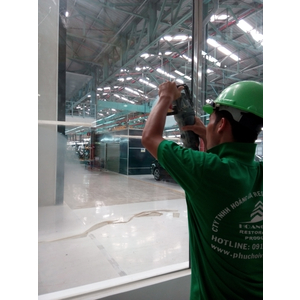 Phục hồi kính trầy xước, sỉ hàn bắn lên kính tại nhà máy sx ô tô Mercedes-Benz Việt Nam