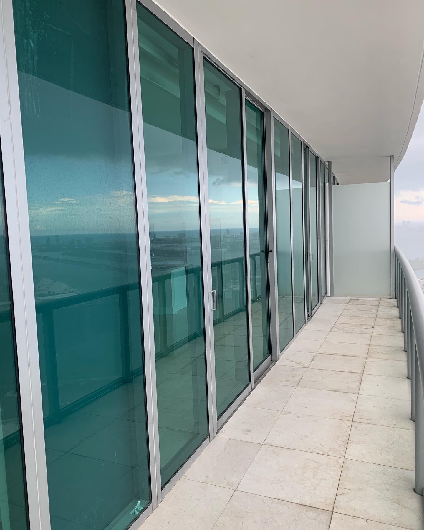 Phục hồi kính trầy xước – tẩy ố và làm mới kính kiến trúc