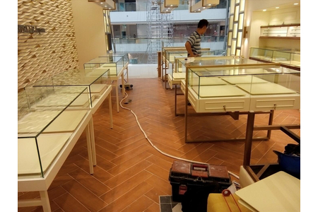 Phục hồi mặt bàn kính trưng bay sản phẩm bị trầy xước tại trung tâm thương mại SaiGoncenter Q1