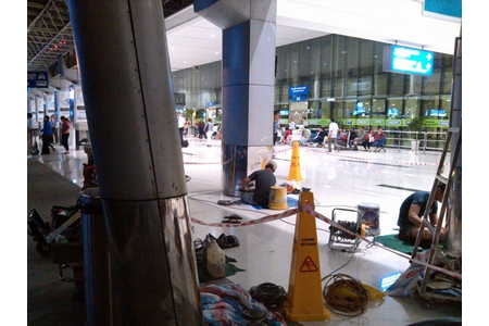 Phục hồi và đánh bóng bề mặt cột INOX toàn bộ Ga Quốc nội Sân Bay Tân Sơn Nhất