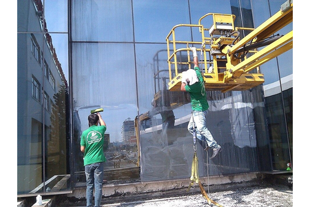 Phục hồi và tẩy ố mốc kính tại tòa Nhà Víp Cảng Hàng Không Quốc Tế Sân Bay TSN Giai Đoạn 1