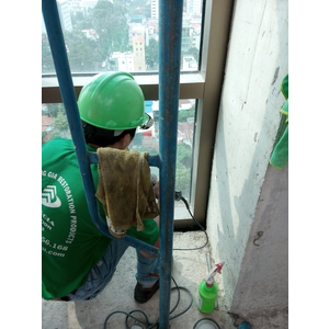 Phục hồi xử lý vách kính bị trầy xước và xỉ hàn tại Khách sạn New Pearl Residences Quận 3