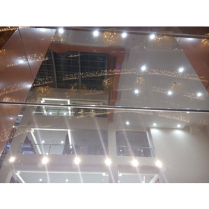 Phục hồi xử lý vách kính bị trầy xước và xỉ hàn tại Trung Tâm Thương Mại VinCom Phan Văn Trị Gò Vấp