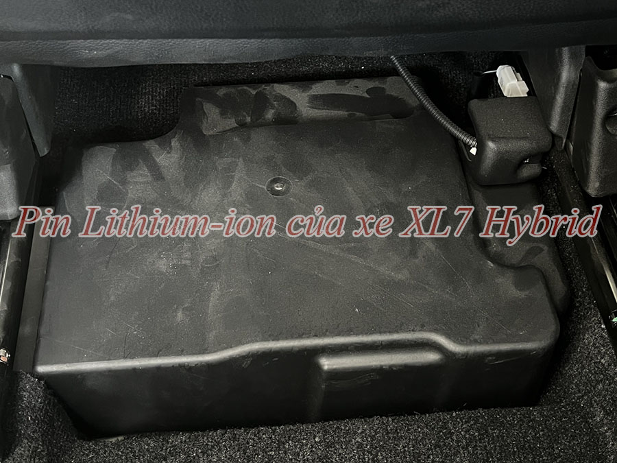 Pin lithium-ion nằm ở vị trí dưới ghế tài xe Suzuki XL7 Hybrid