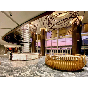 Pullman Phú Quốc: vách kính, cửa lùa và gương trang trí