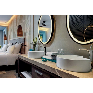Pullman Phú Quốc: vách kính, cửa lùa và gương trang trí