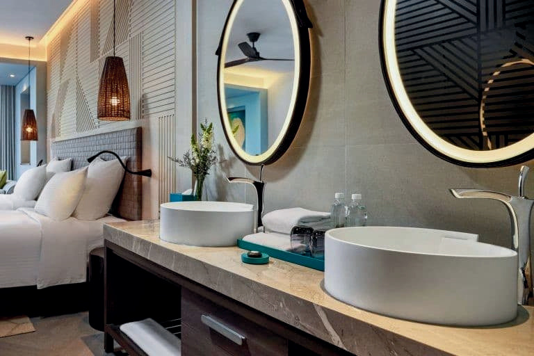Pullman Phú Quốc: vách kính, cửa lùa và gương trang trí