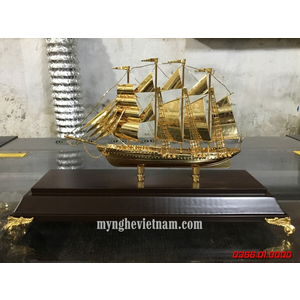 Quà tặng thuyền buồm mạ vàng 24k cao cấp để bàn làm việc.