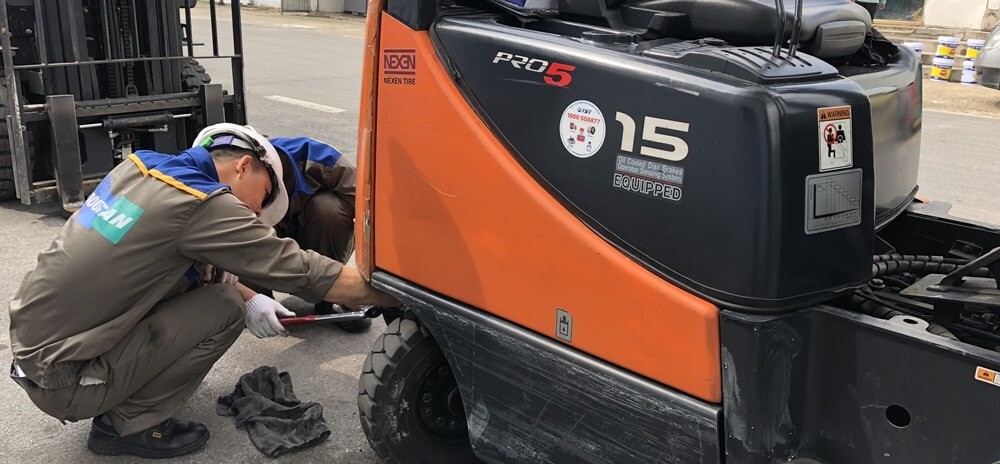 Kiểm tra bảo dưỡng lốp xe nâng