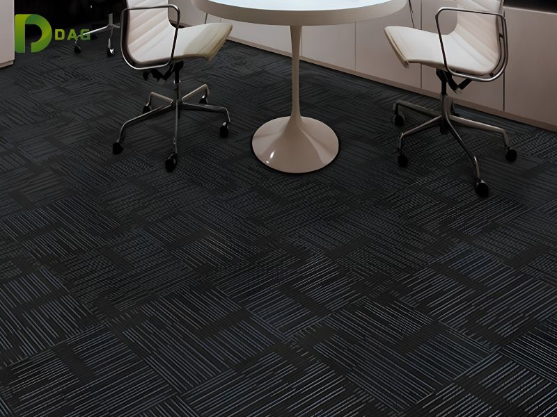 Dấu hiệu keo sữa se mặt ráo nước đạt chuẩn trước khi dán thảm tấm 50x50 không bị lem dính tay.