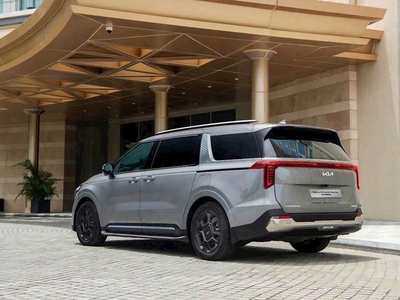 New KIA Carnival 1.6 Turbo Hybrid Signature 7S