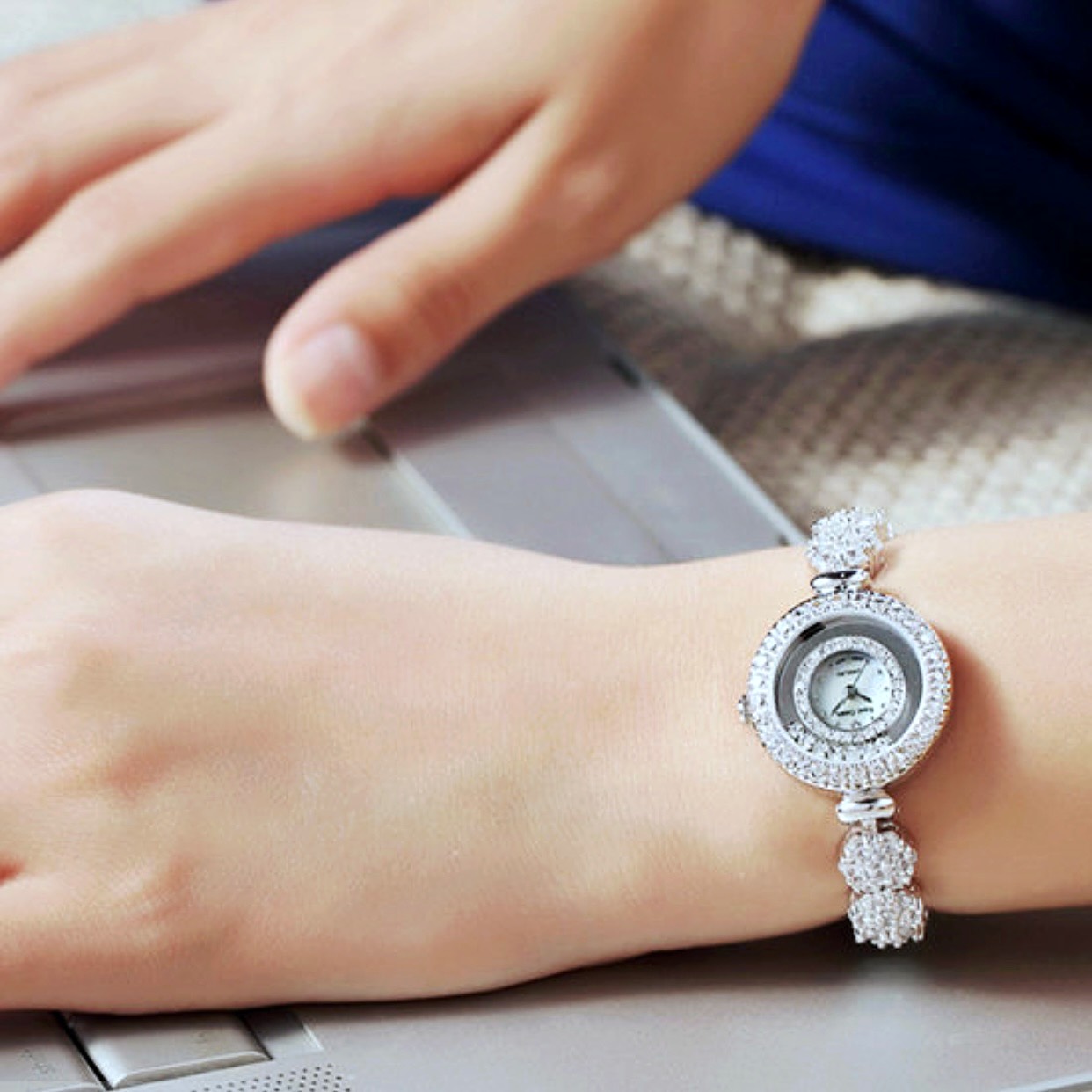 Đồng Hồ Nữ Đính Đá Royal Crown RC5308J