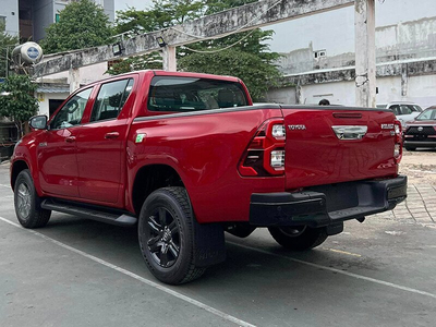 Toyota Hilux 2.4L 4x4 MT