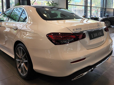 Mercedes Benz E 300 AMG 2025