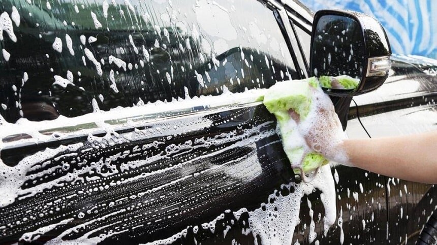 Rửa xe không đúng cách gây xước vất mất đi độ bóng của sơn
