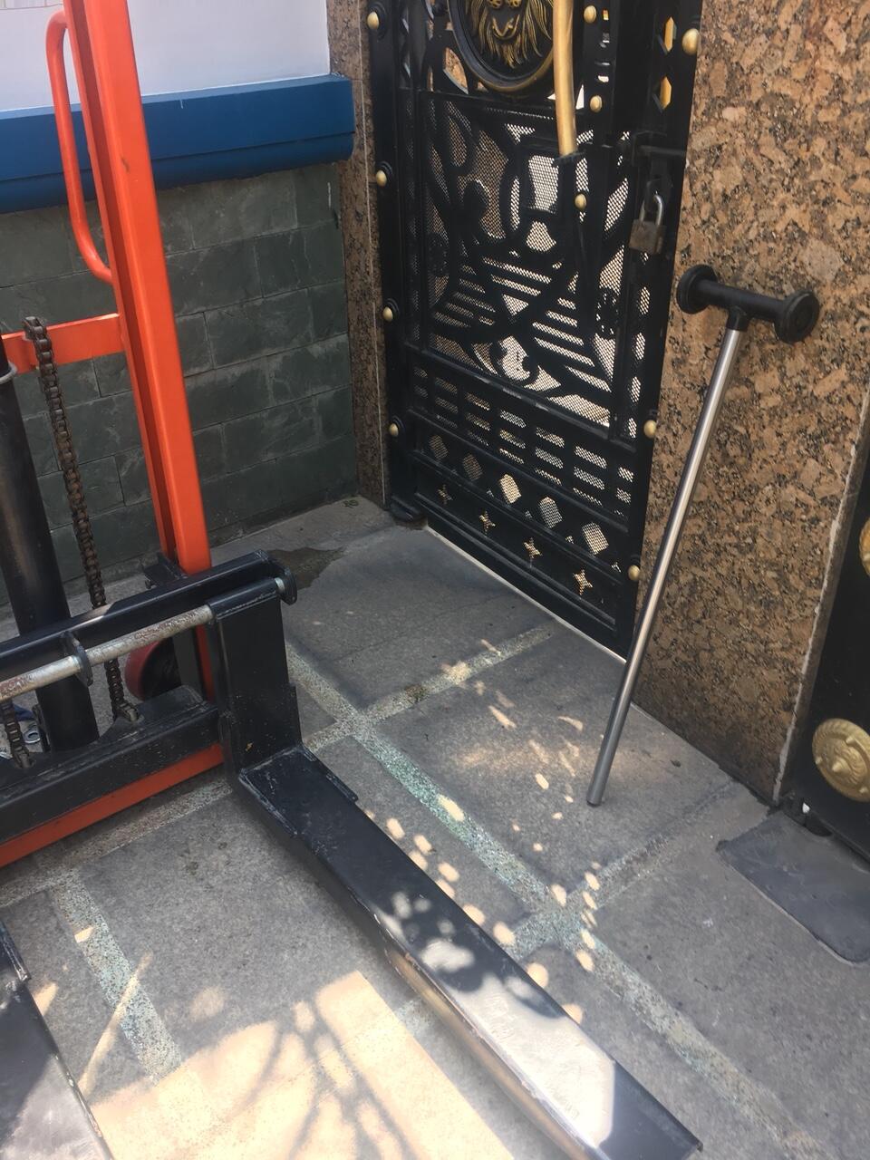 Hình ảnh rút ty ra khỏi lòng xy lanh bơm thủy lực xe nâng tay cao tại Gò Vấp