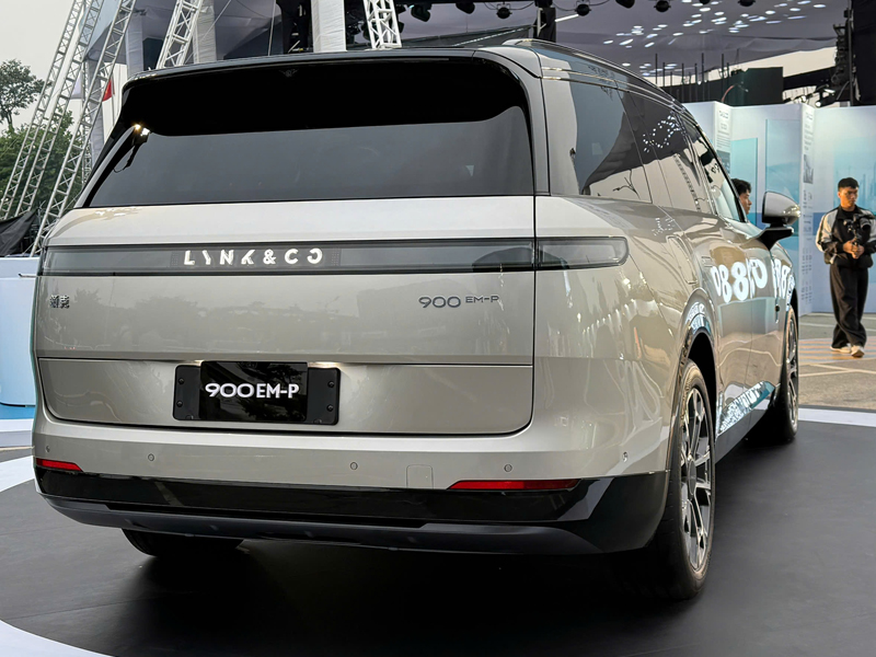 Lynk & Co 900