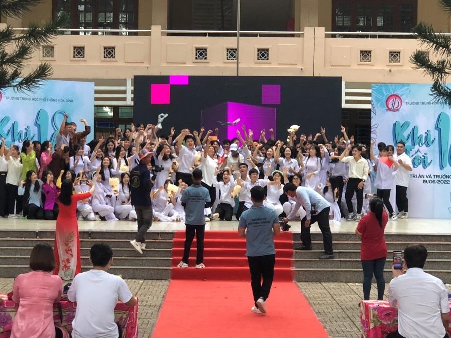 Sân khấu biến đổi theo chủ đề lễ tổng kết