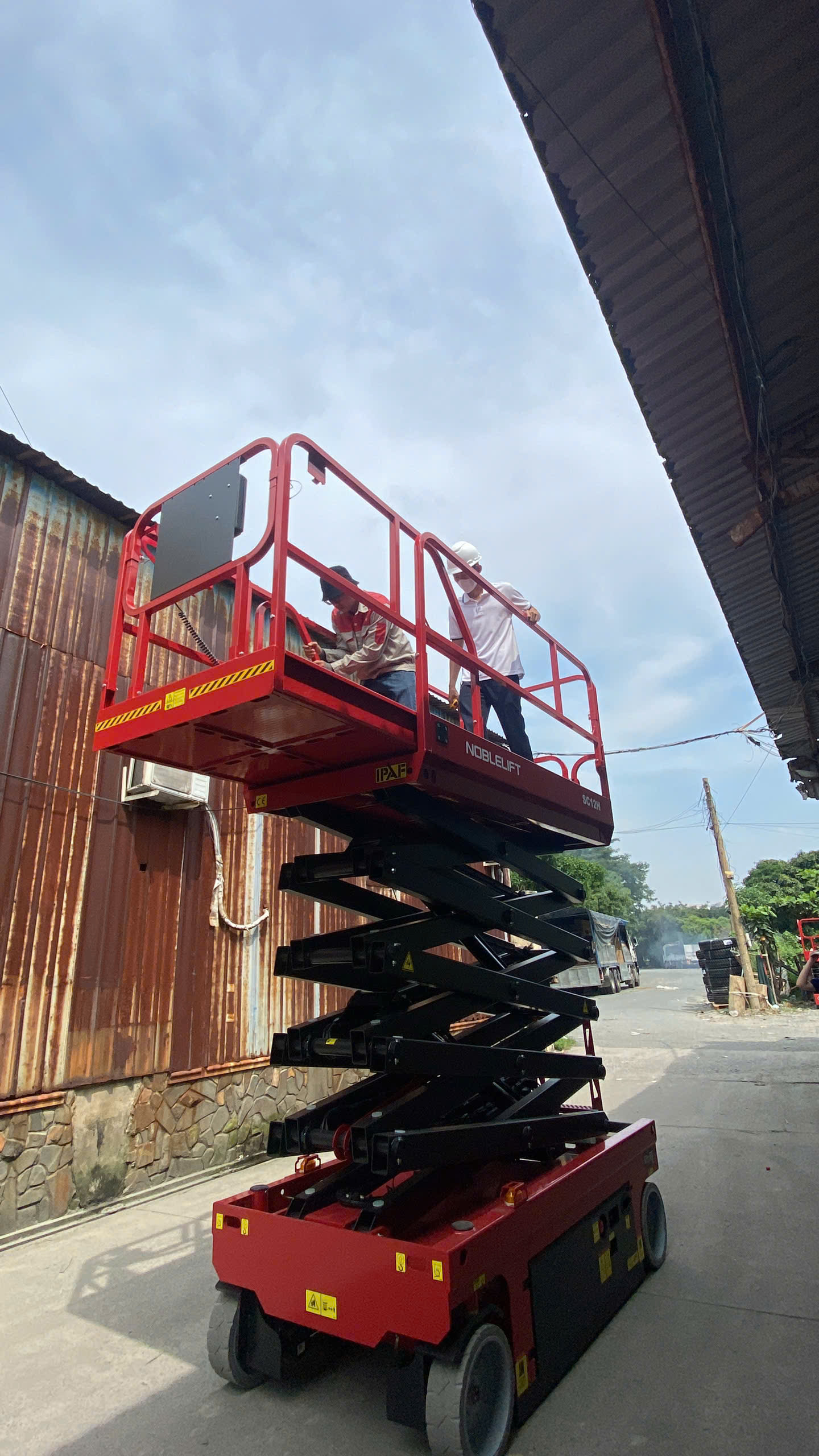 Thang nâng người 10m SC12H Noblelift