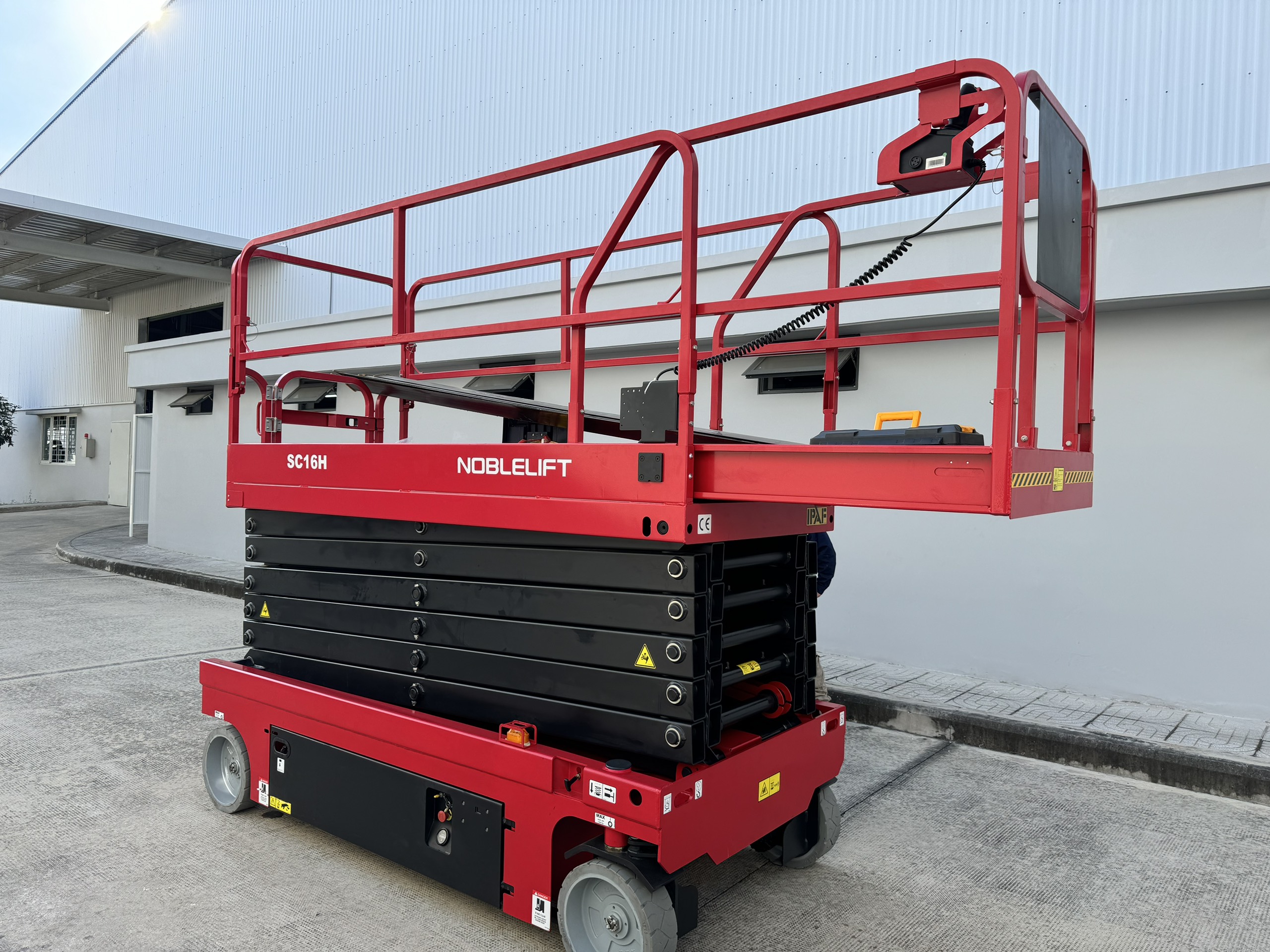 Thang nâng người 14m SC16H Noblelift