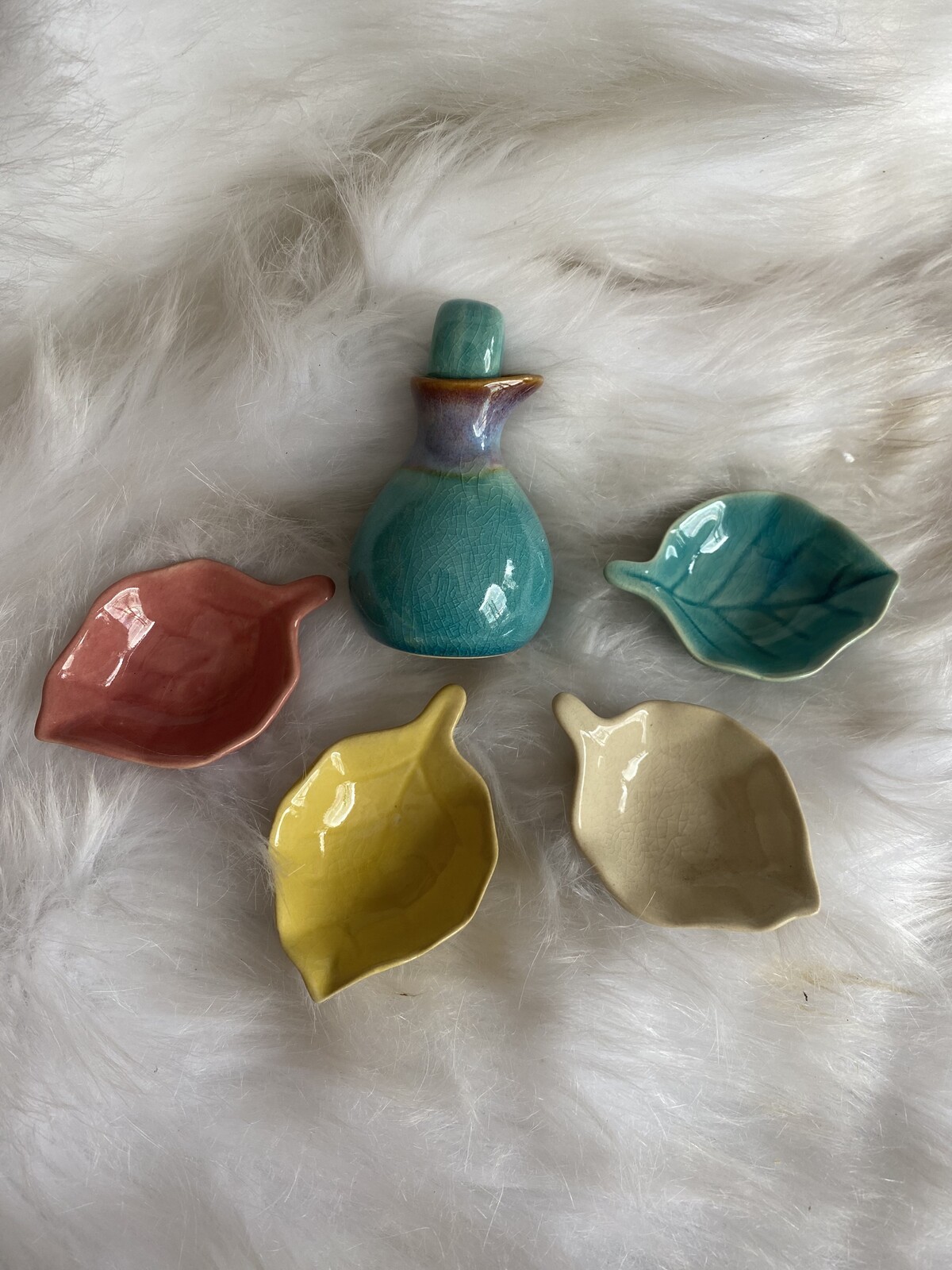 Set Lọ Và Chiếc Lá Bằng Gốm