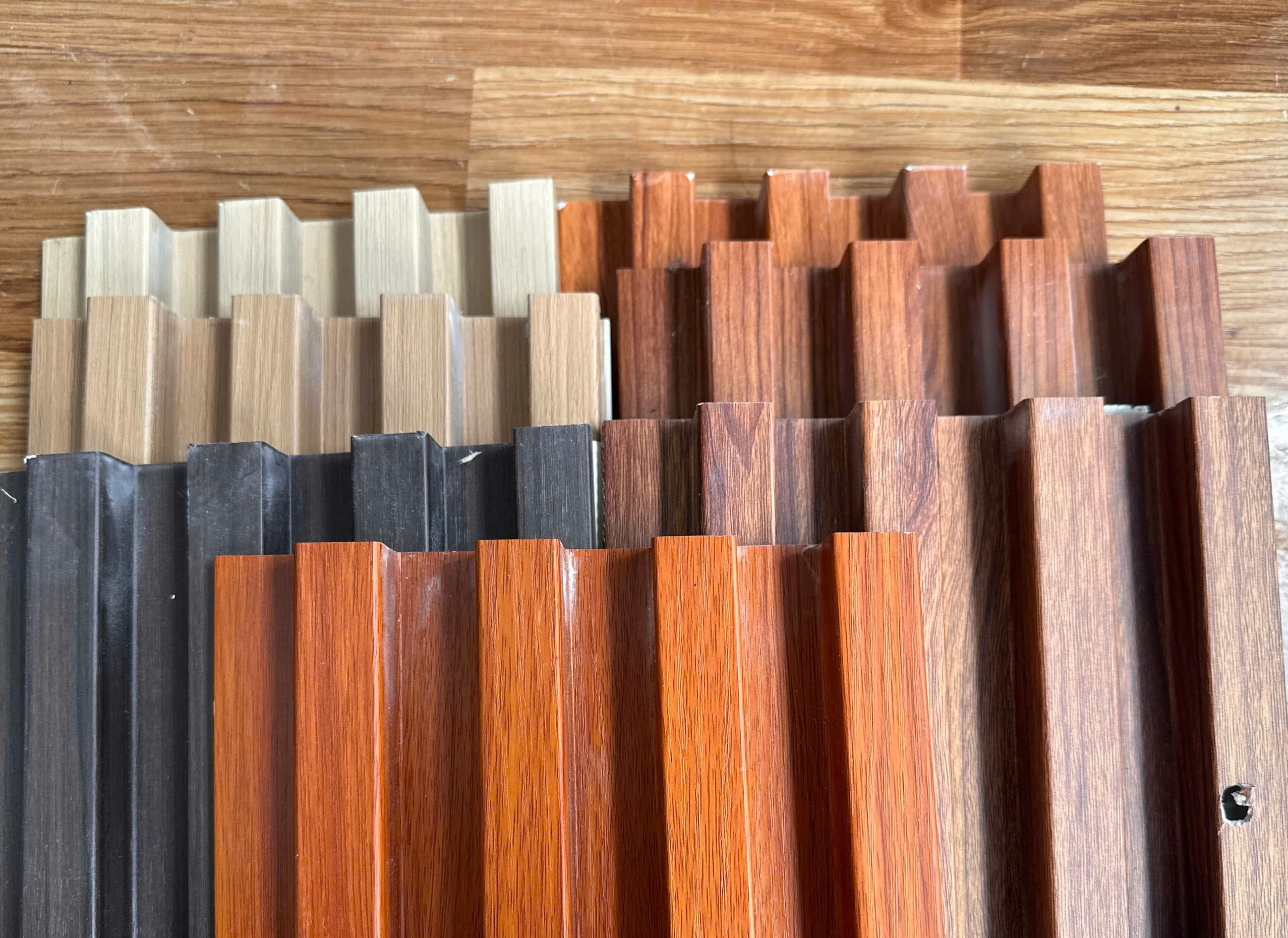 HT-LS Tấm ốp nhựa lam sóng PVC trong nhà