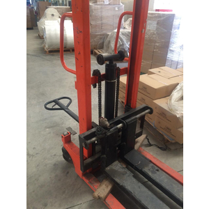 Sửa chữa xe nâng tay cao tại kho bao bì ở Bình Tân