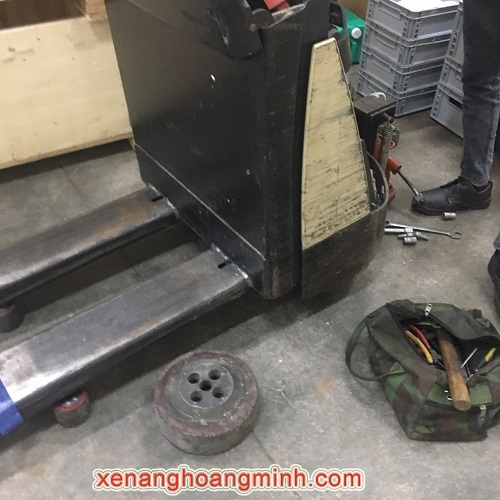 Sửa xe nâng điện, thay bánh xe PU giá tốt tại HCM