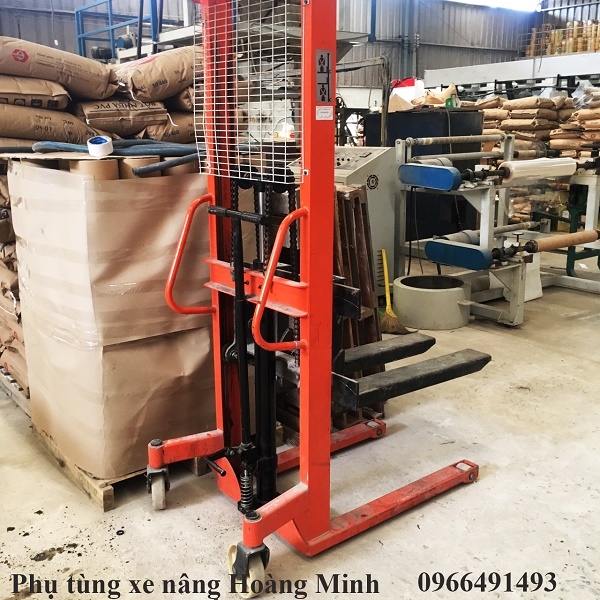 Sửa xe nâng tay cao tại công ty sản xuất bao bì giấy