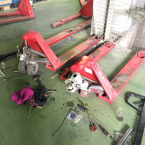 sửa chữa xe nâng tay- con đội nâng hạ giá rẻ tại HCM