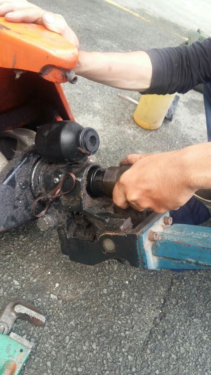 sửa xe nâng tay thay thế phụ tùng