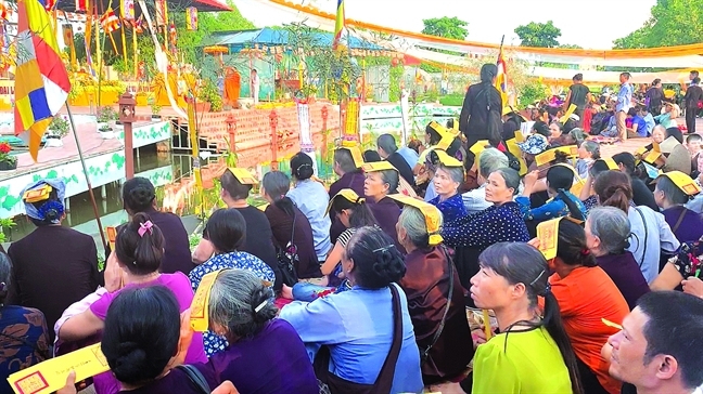 Người dân đến cúng tại chùa