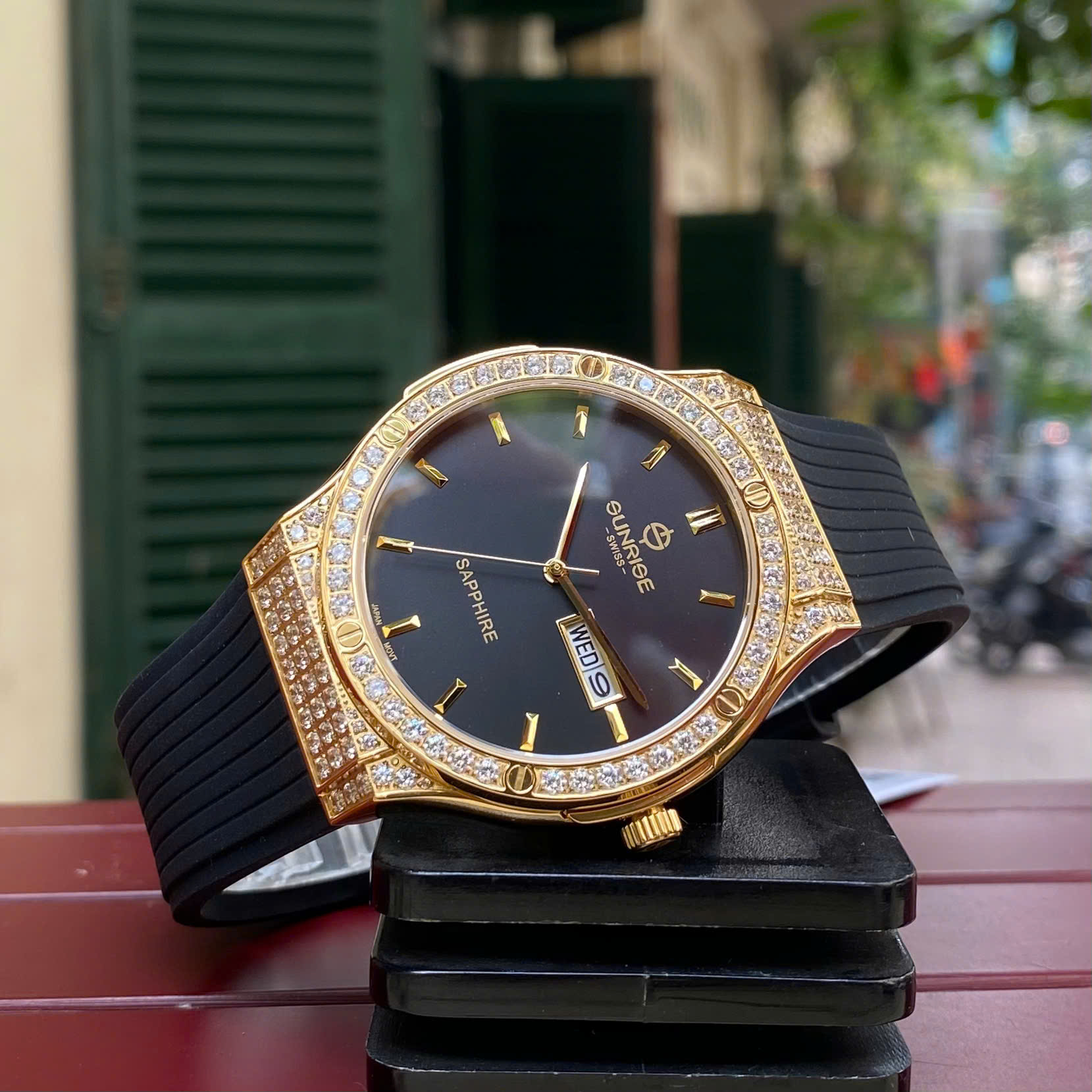 Đồng Hồ Nam Sunrise 1310CA Vàng Đính Đá - Kính Sapphire, Dây Cao Su Cao Cấp