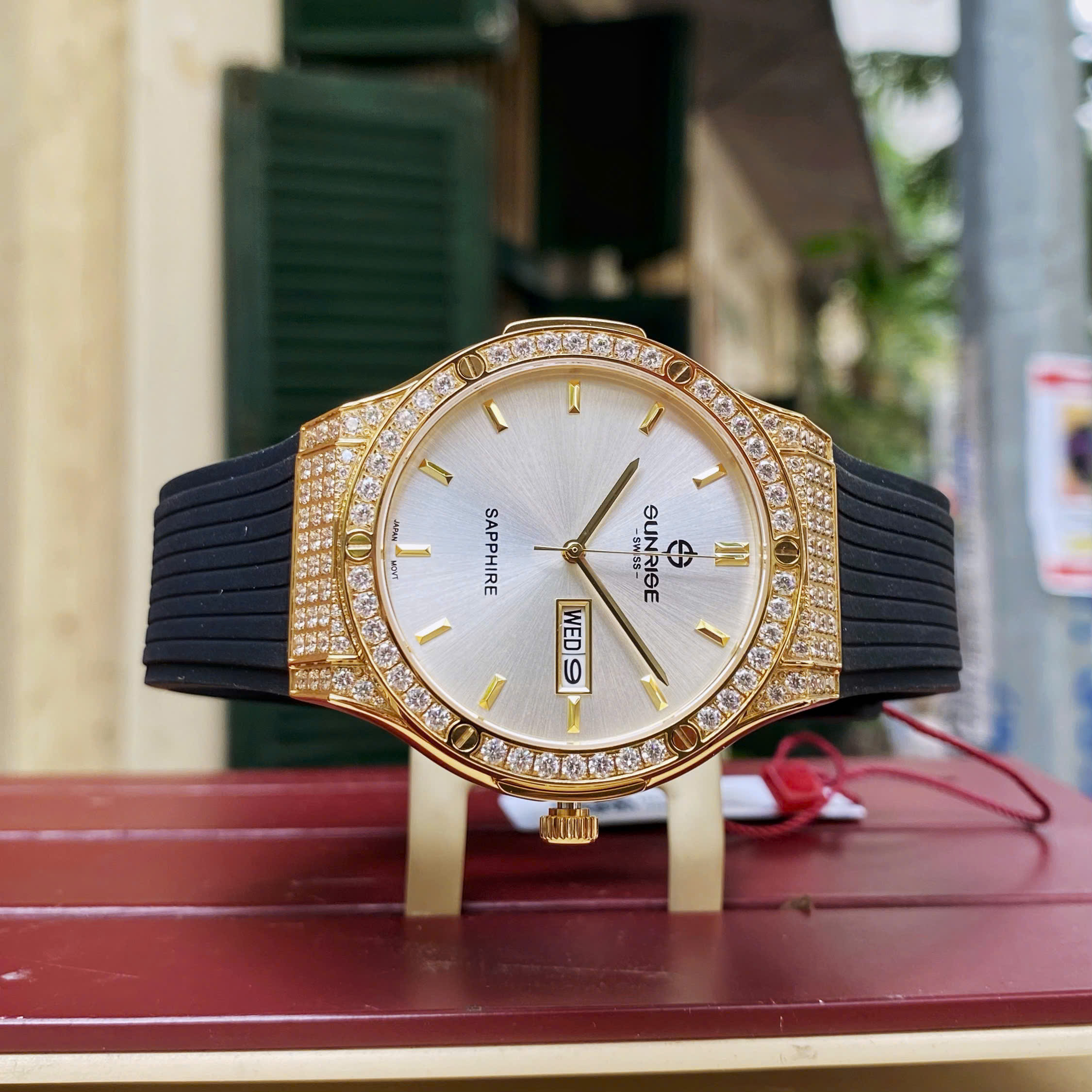 Đồng Hồ Nam Sunrise 1310CA Vàng Đính Đá - Kính Sapphire, Dây Cao Su Cao Cấp