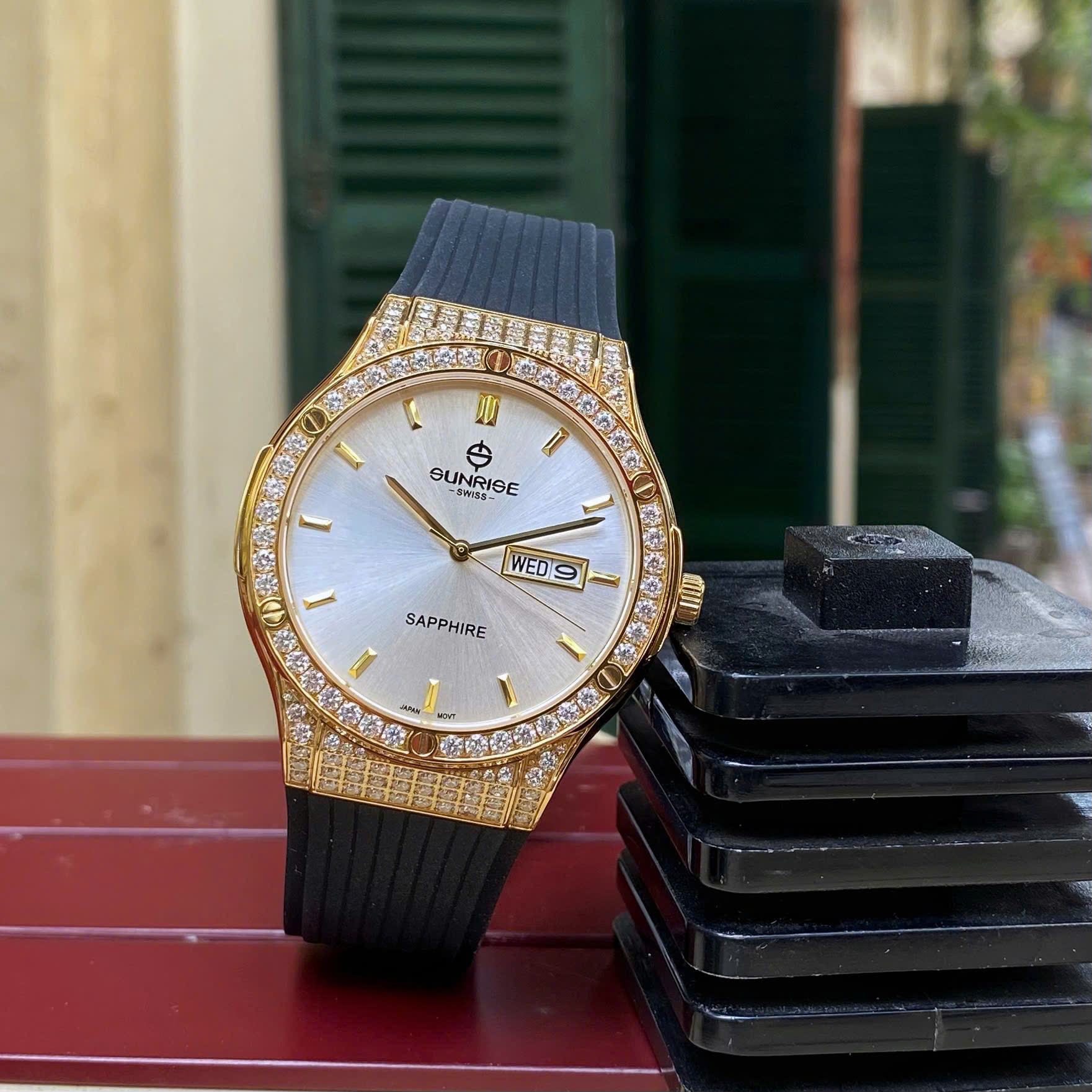 Đồng Hồ Nam Sunrise 1310CA Vàng Đính Đá - Kính Sapphire, Dây Cao Su Cao Cấp