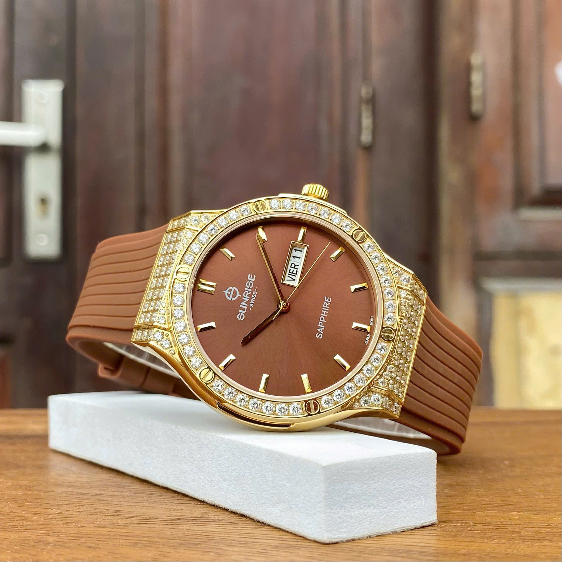 Đồng Hồ Nam Sunrise 1310CA Vàng Đính Đá - Kính Sapphire, Dây Cao Su Cao Cấp