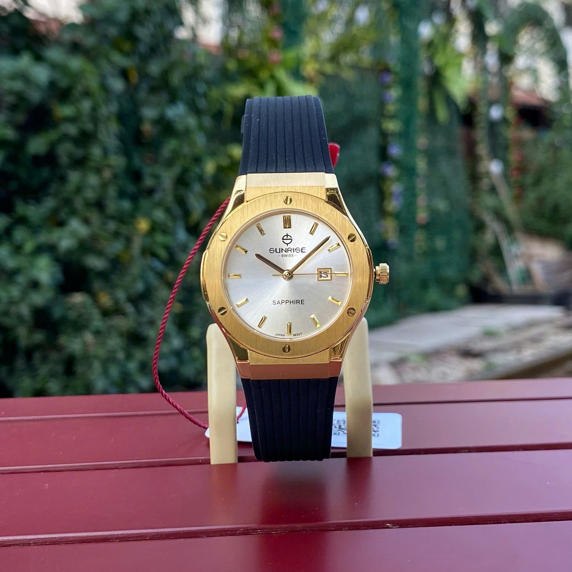 Đồng hồ tình nhân Sunrise 1310JA nổi bật với phong cách Luxury Sport Watch