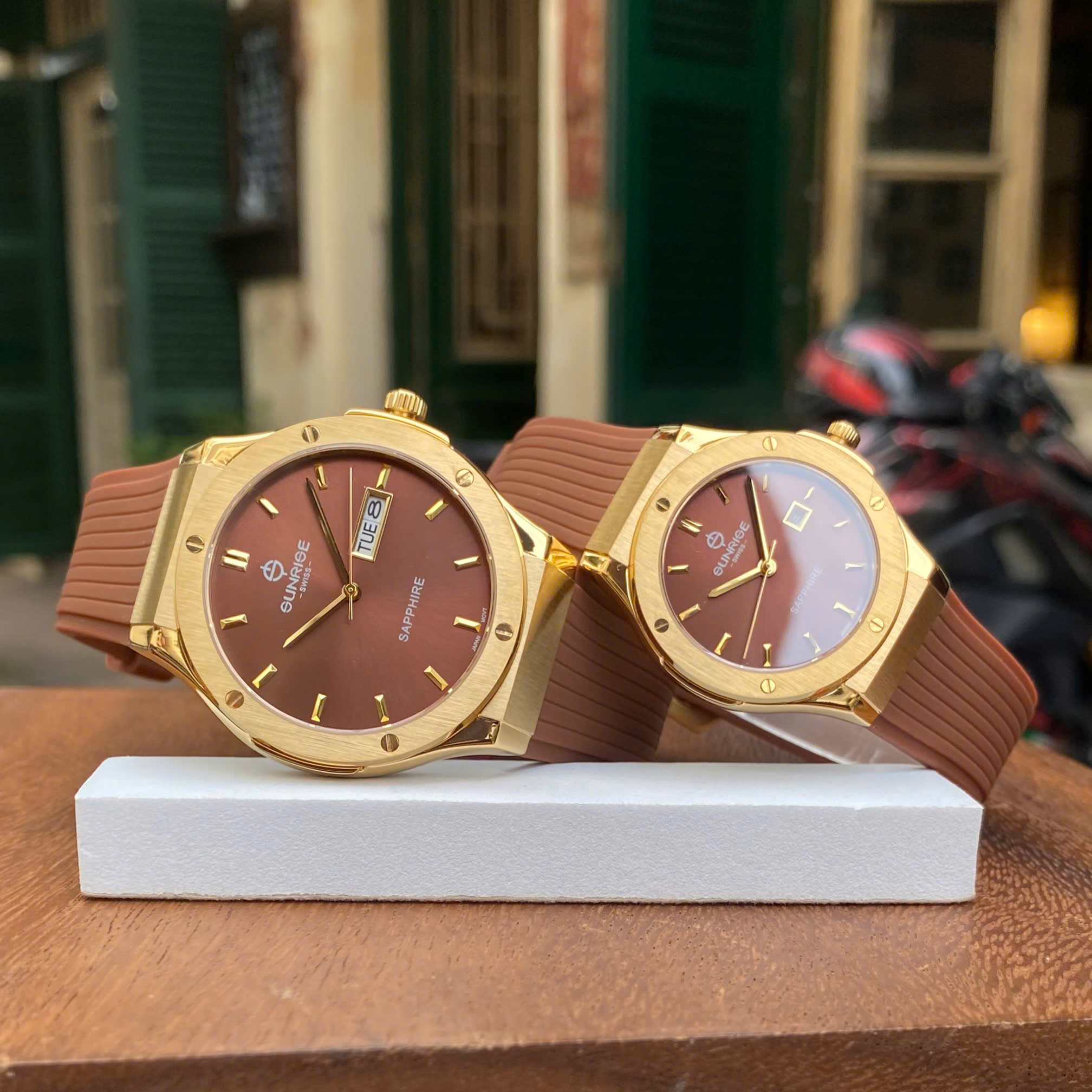 Đồng hồ tình nhân Sunrise 1310JA nổi bật với phong cách Luxury Sport Watch