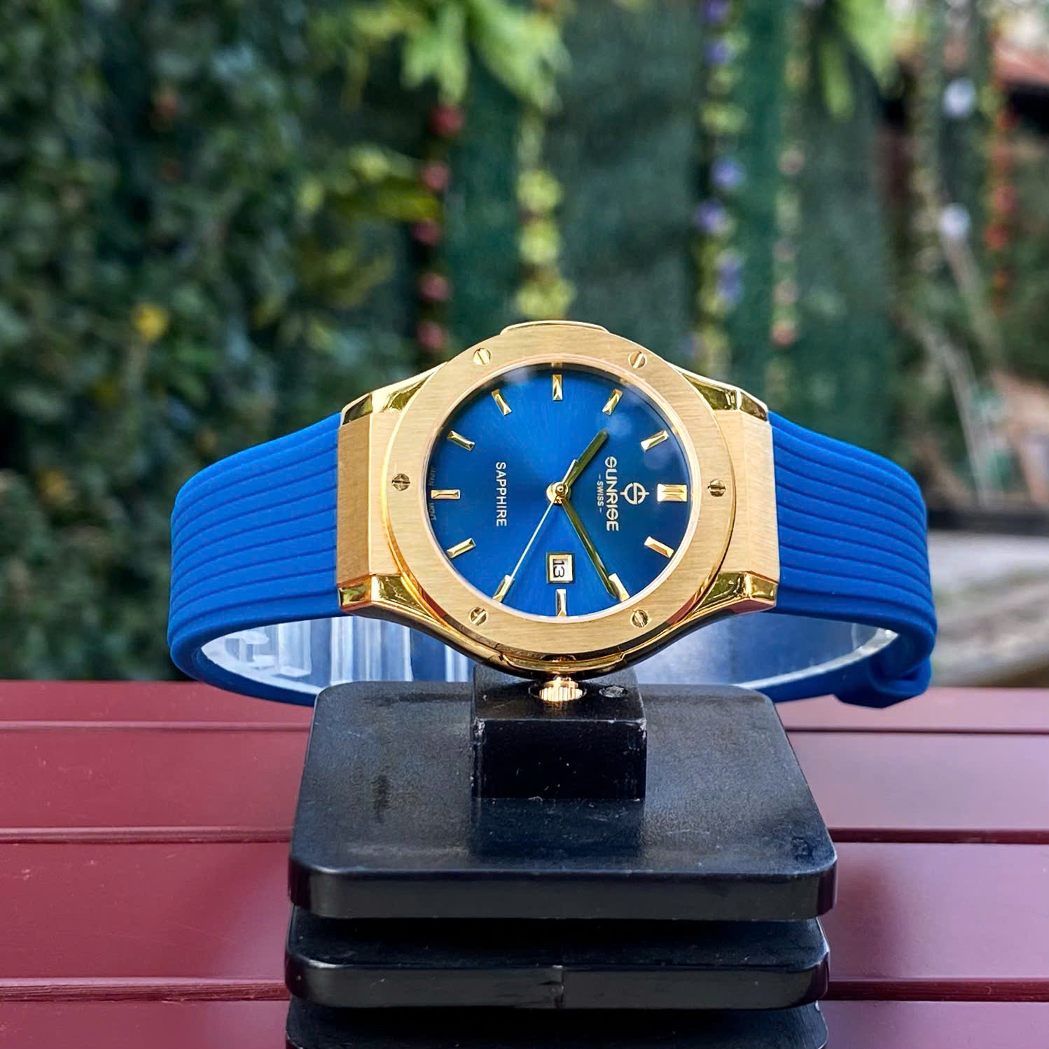 Đồng hồ tình nhân Sunrise 1310JA nổi bật với phong cách Luxury Sport Watch