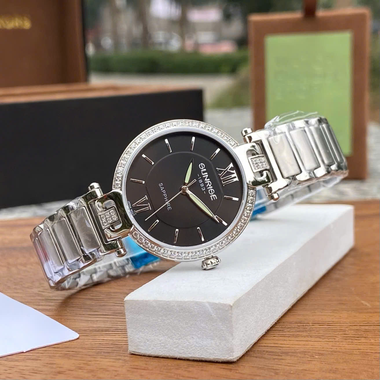 Đồng Hồ Nữ Sunrise 2209AB: Vẻ Đẹp Sang Trọng, Tỏa Sáng Mọi Góc Nhìn