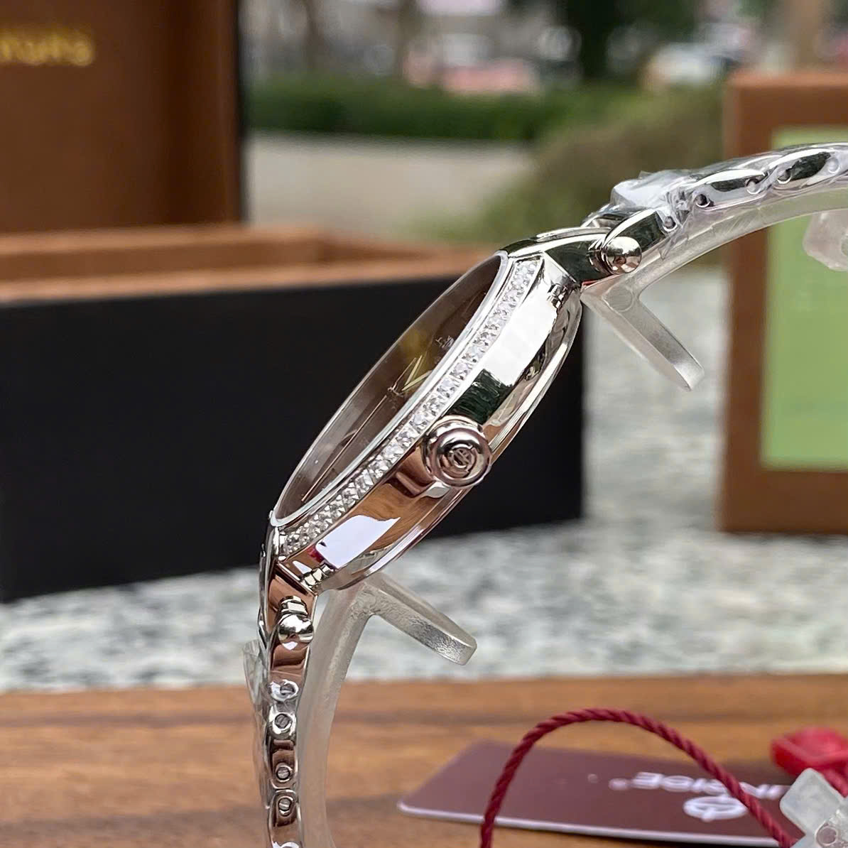 Đồng Hồ Nữ Sunrise 2209AB: Vẻ Đẹp Sang Trọng, Tỏa Sáng Mọi Góc Nhìn