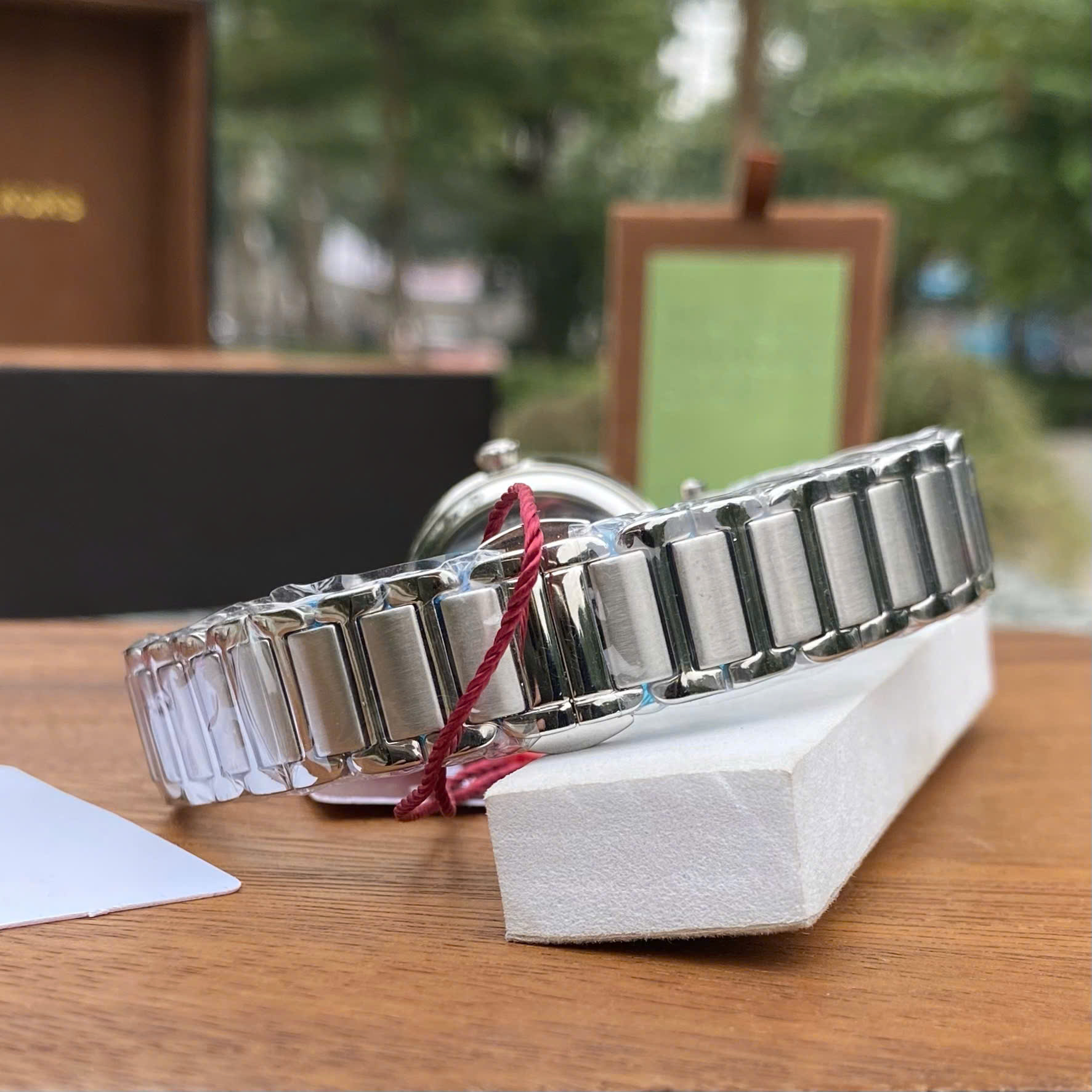 Đồng Hồ Nữ Sunrise 2209AB: Vẻ Đẹp Sang Trọng, Tỏa Sáng Mọi Góc Nhìn