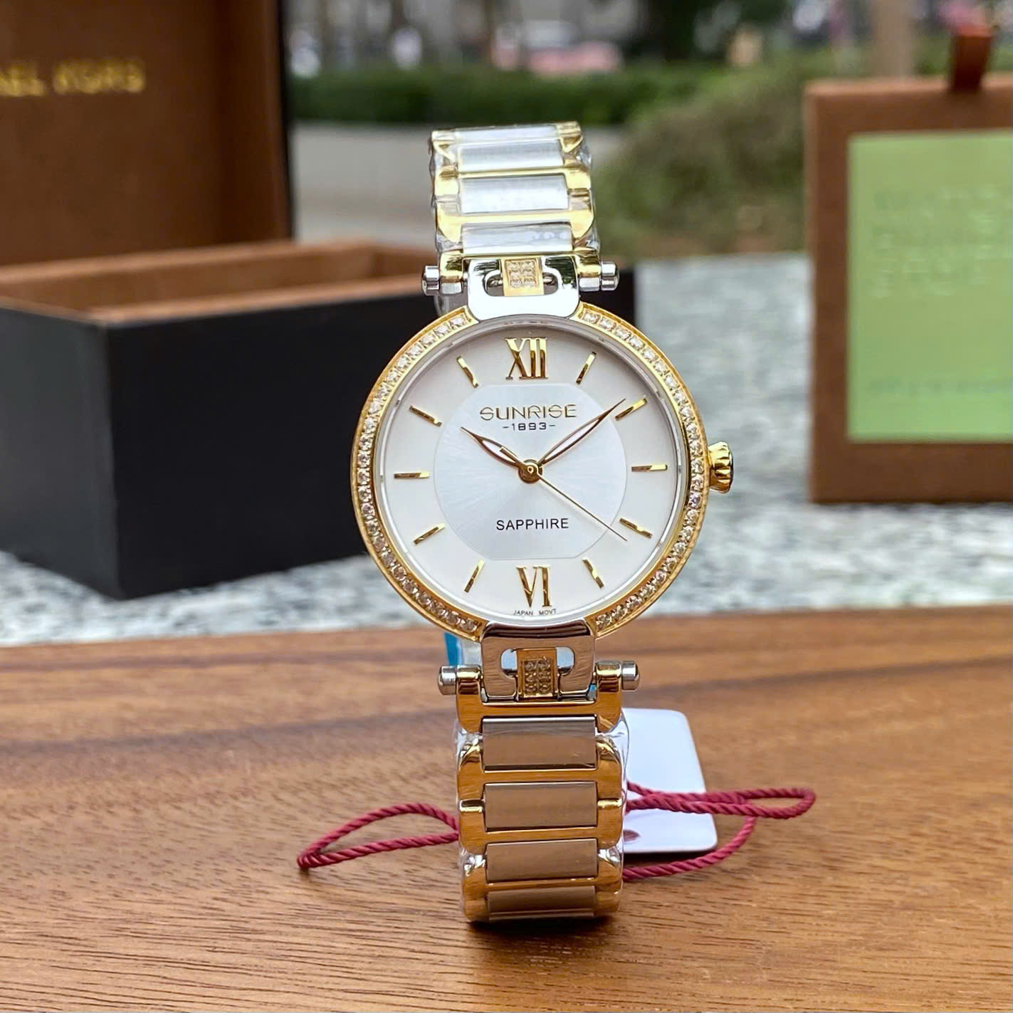 Đồng Hồ Nữ Sunrise 2209AB: Vẻ Đẹp Sang Trọng, Tỏa Sáng Mọi Góc Nhìn