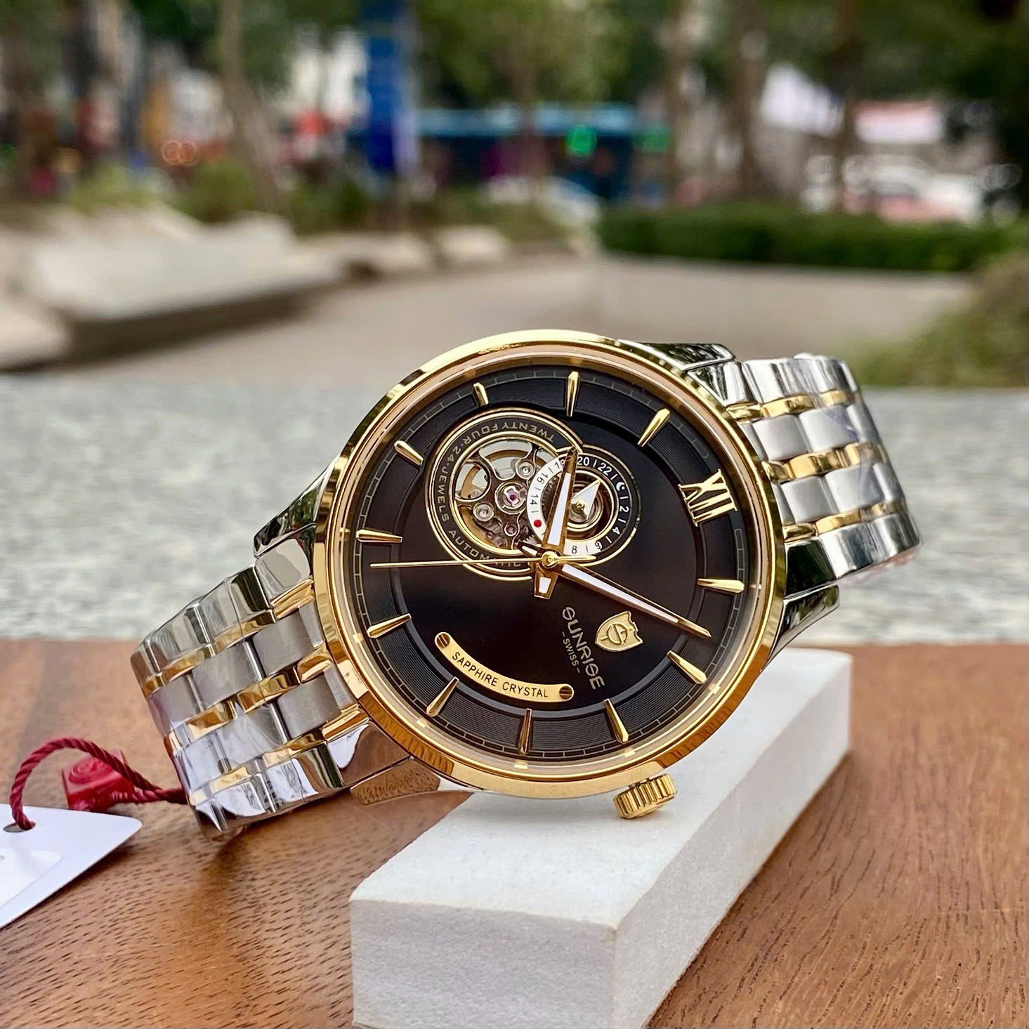 Đồng Hồ Nam Sunrise 7002SC: Đẳng Cấp Open Heart, Bộ Máy Seiko Bền Bỉ