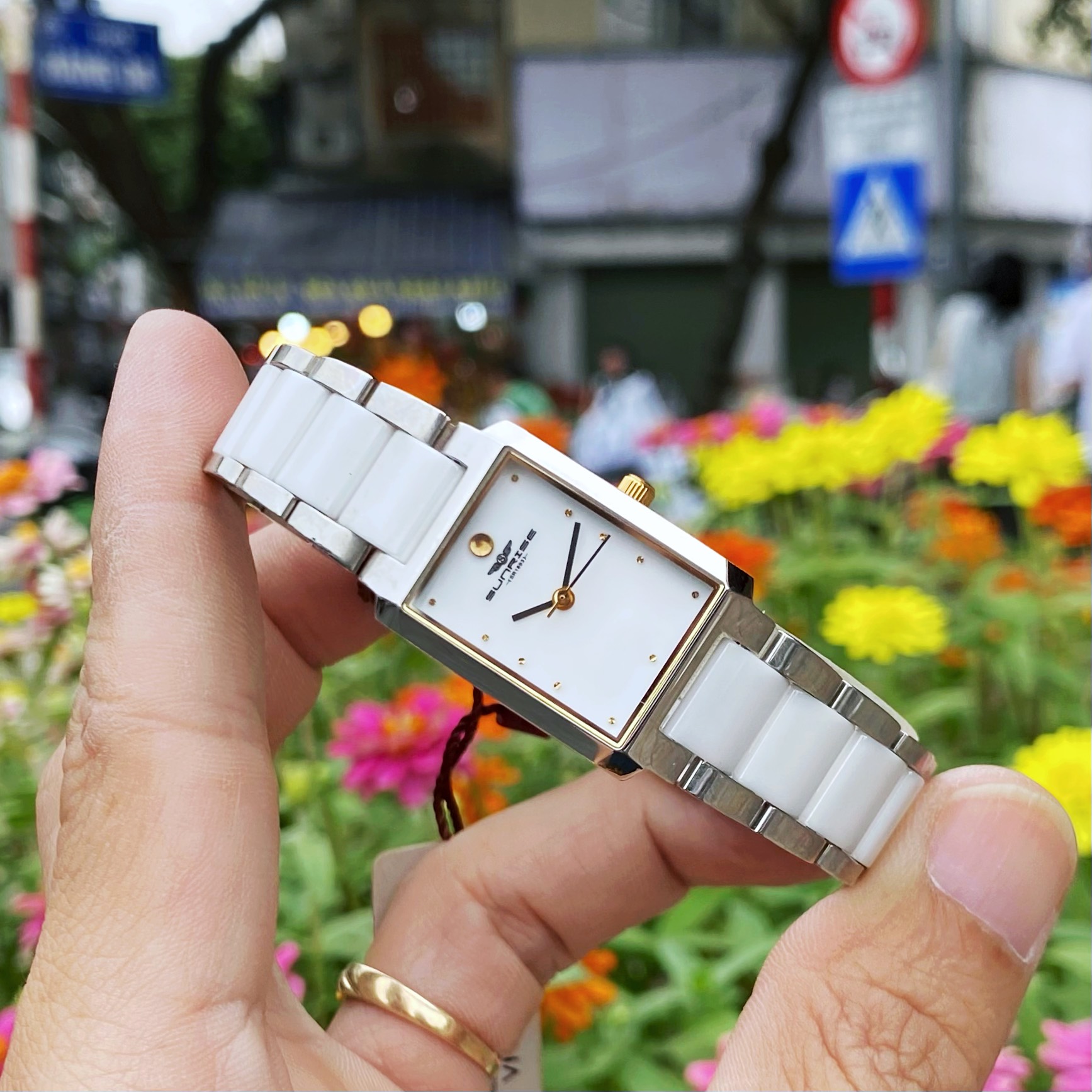 Đồng Hồ Sunrise Nữ Mặt Vuông SL8031.2112