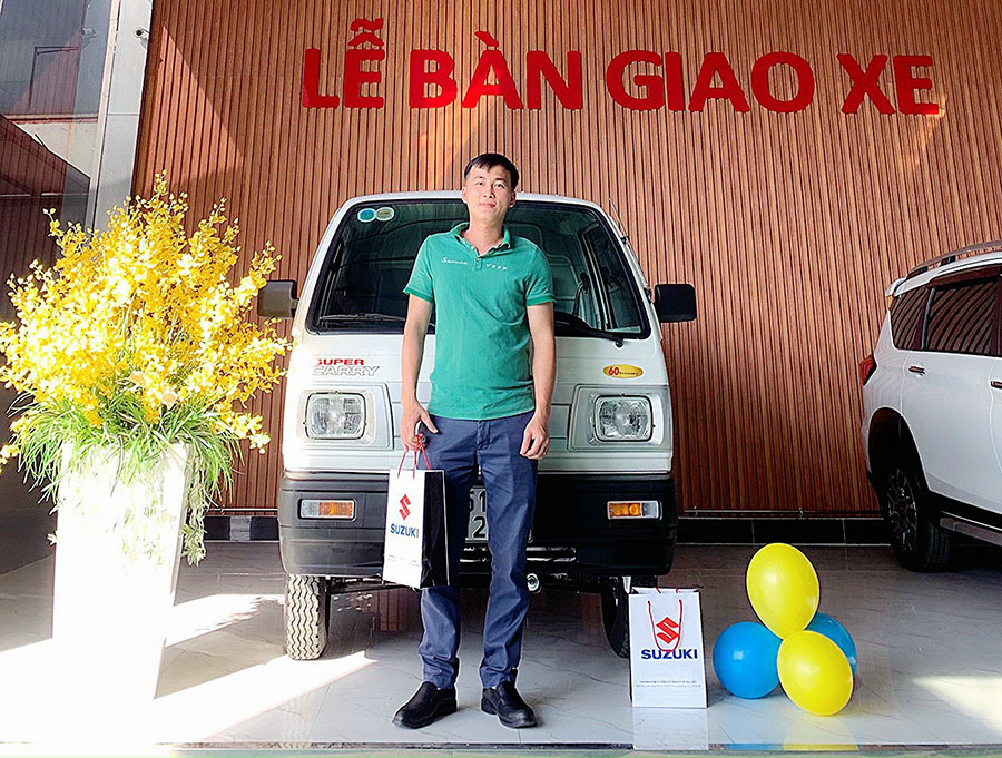 Lễ Bàn Giao xe cho khách hàng nhận xe Suzuki Blind Van 2022