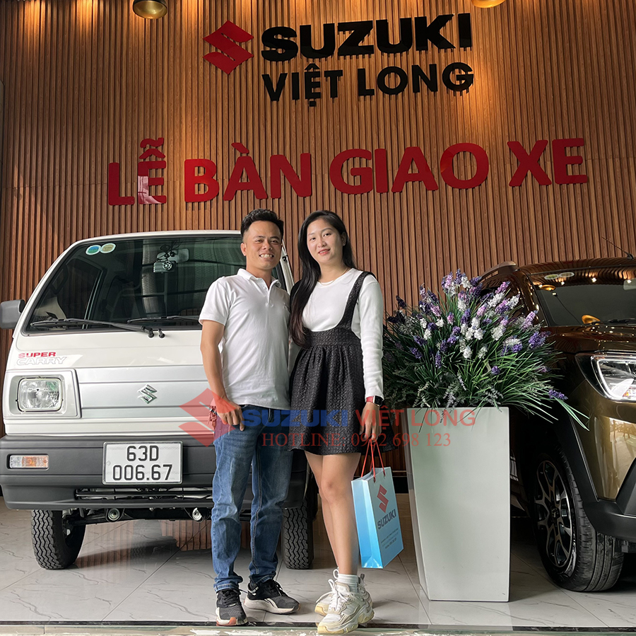 Chị Huỳnh Thị Thu Thanh ở huyện Gò Công Đông, Tỉnh Tiềng Giang nhận xe Suzuki Blind Van mới tại Suzuki Việt Long